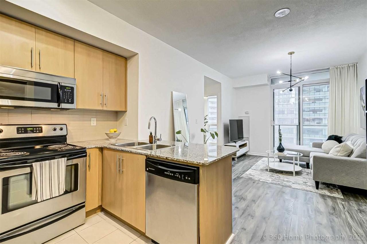 Prime Location - Stunning 2-Bdrm Condo تورونتو المظهر الخارجي الصورة