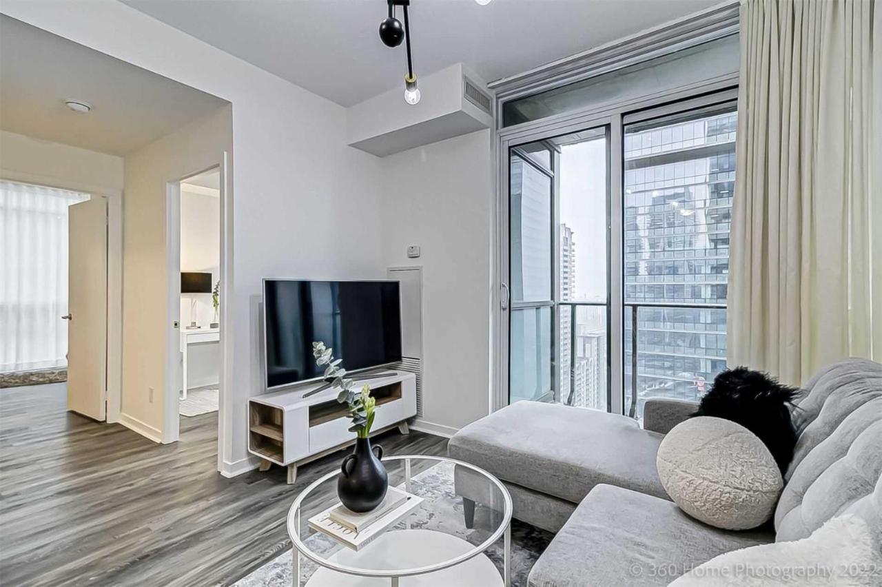 Prime Location - Stunning 2-Bdrm Condo تورونتو المظهر الخارجي الصورة