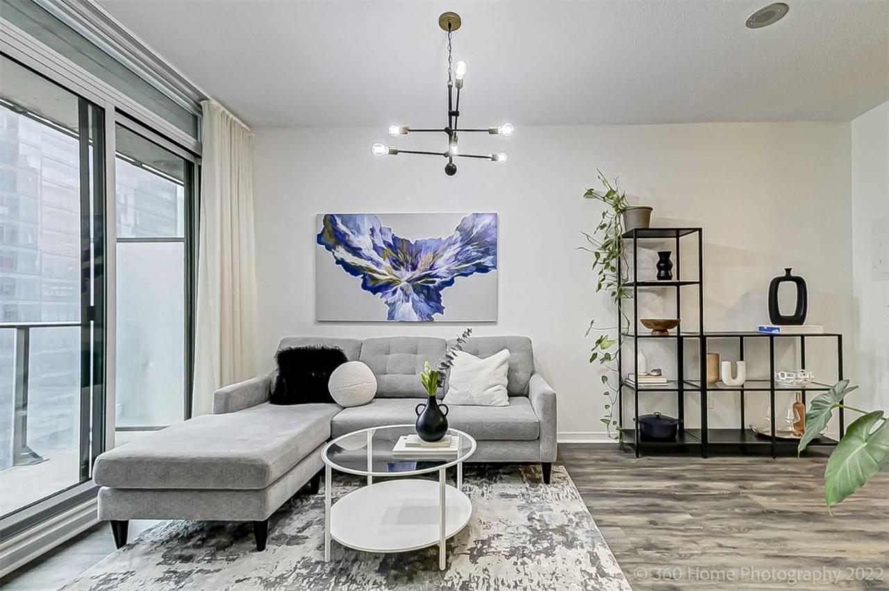 Prime Location - Stunning 2-Bdrm Condo تورونتو المظهر الخارجي الصورة
