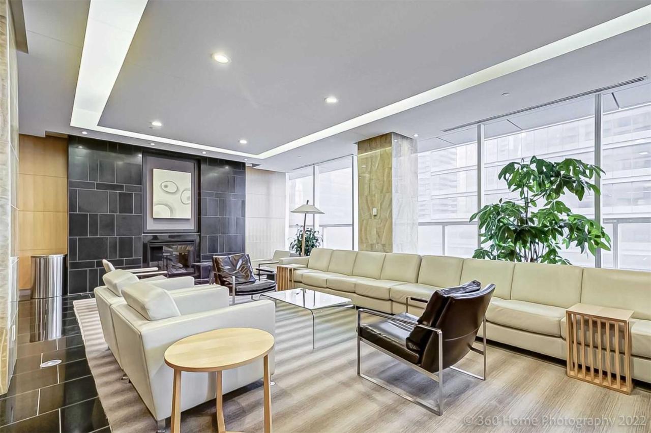 Prime Location - Stunning 2-Bdrm Condo تورونتو المظهر الخارجي الصورة